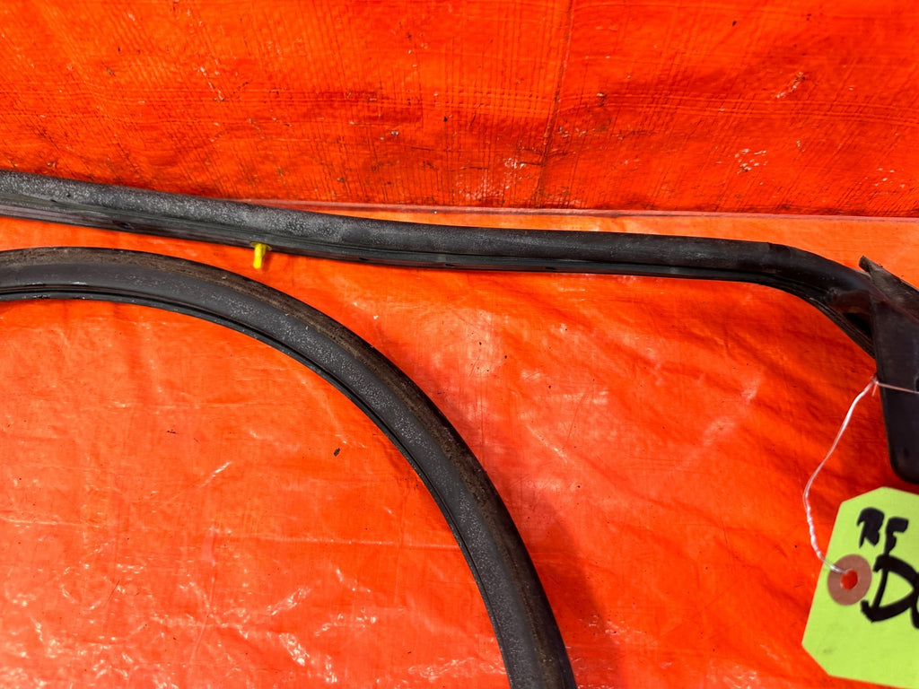 10 16 HYUNDAI GENESIS COUPE RIGHT LOWER DOOR WEATHER STRIP RUBBER SEAL 2992