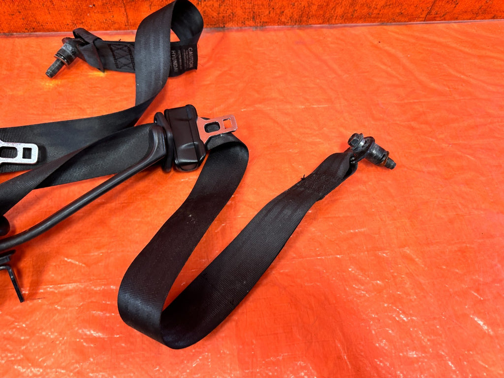 10 16 HYUNDAI GENESIS COUPE   LEFT & RIGHT FRONT SEAT BELTS   BLACK   OEM #3261