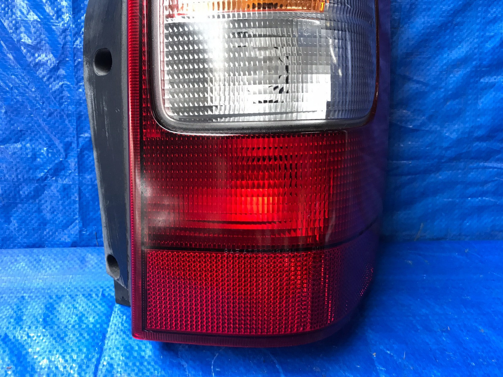 OEM 2000 2001 2002 2003 CHEVROLET SILHOUETTE PASSENGER RIGHT TAIL LIGHT 104066121
